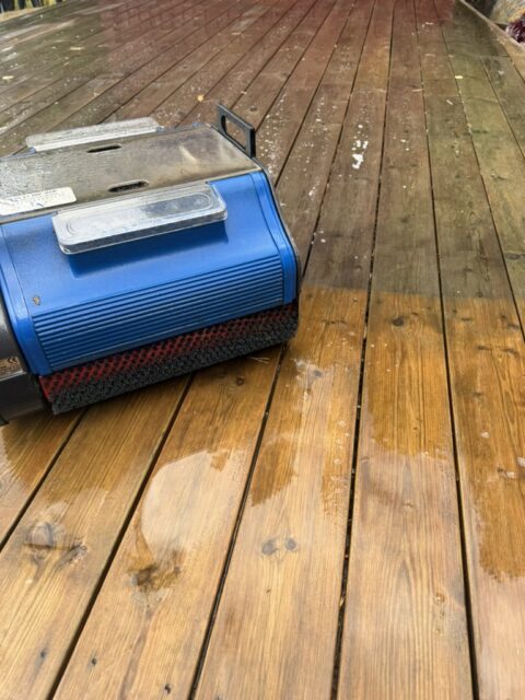 Närbild av en Duplex-maskin där rengjord trätrall möter mörkare, otvättade brädor.